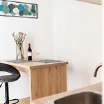 Lavica Mare Retreat - Modern Near Le Meridien *