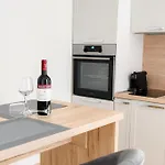 Lavica Mare Retreat - Modern Near Le Meridien Apartment