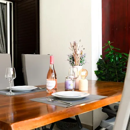 Lavica Mare Retreat - Modern Near Le Meridien アパート *