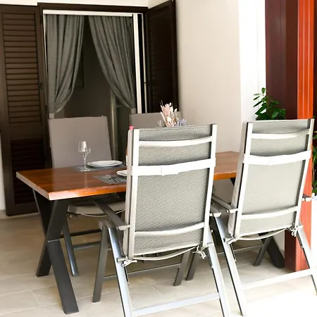 Lavica Mare Retreat - Modern Near Le Meridien アパート